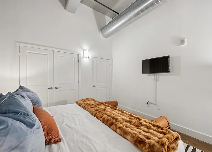 Large Studios, 1Br, Free Parking Gym, Game Room